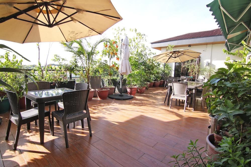 Spiral Suites Hotel Quezon City Exteriör bild